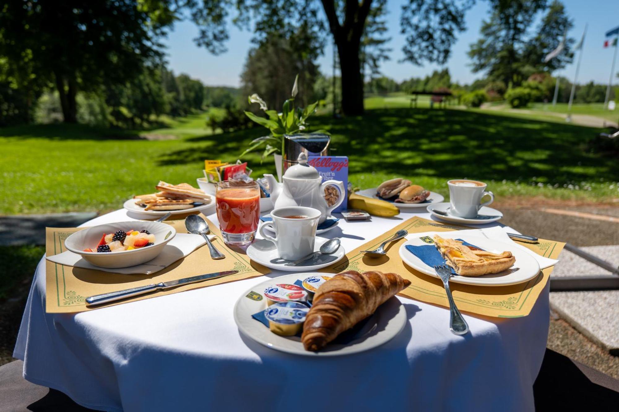 Golf Hotel La Pinetina Appiano Gentile Exterior foto